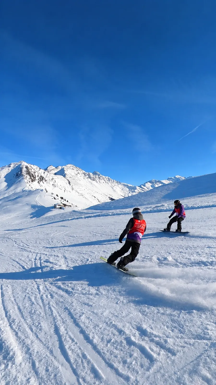 Uczestnicy WINTEGRALA podczas jazdy na snowboardzie