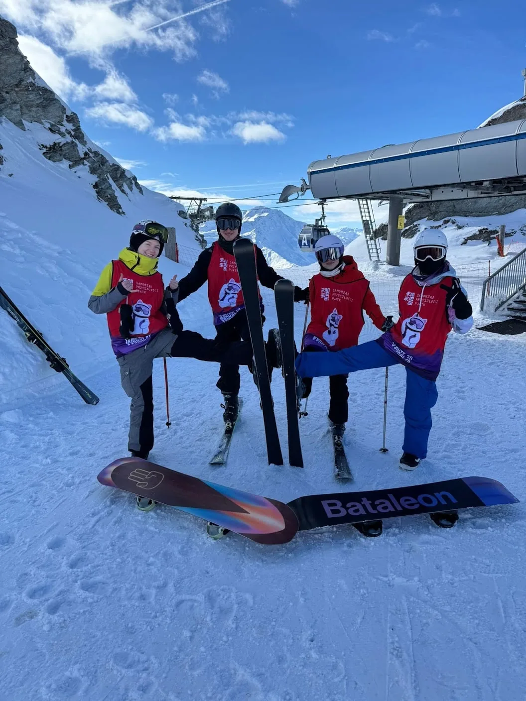 Snowboardziści WINTEGRALA przy stacji wyciągu
